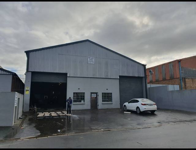 1,200M² FACTORY TO LET IN TRIANGLE FARM